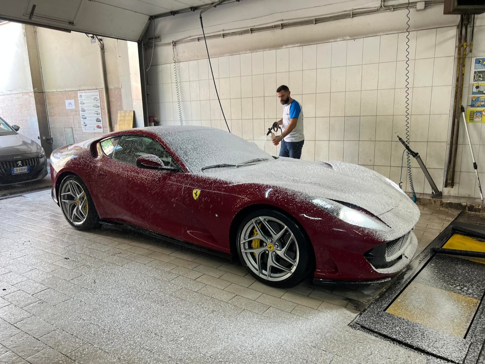 Lavaggio Ferrari - Cura dei dettagli