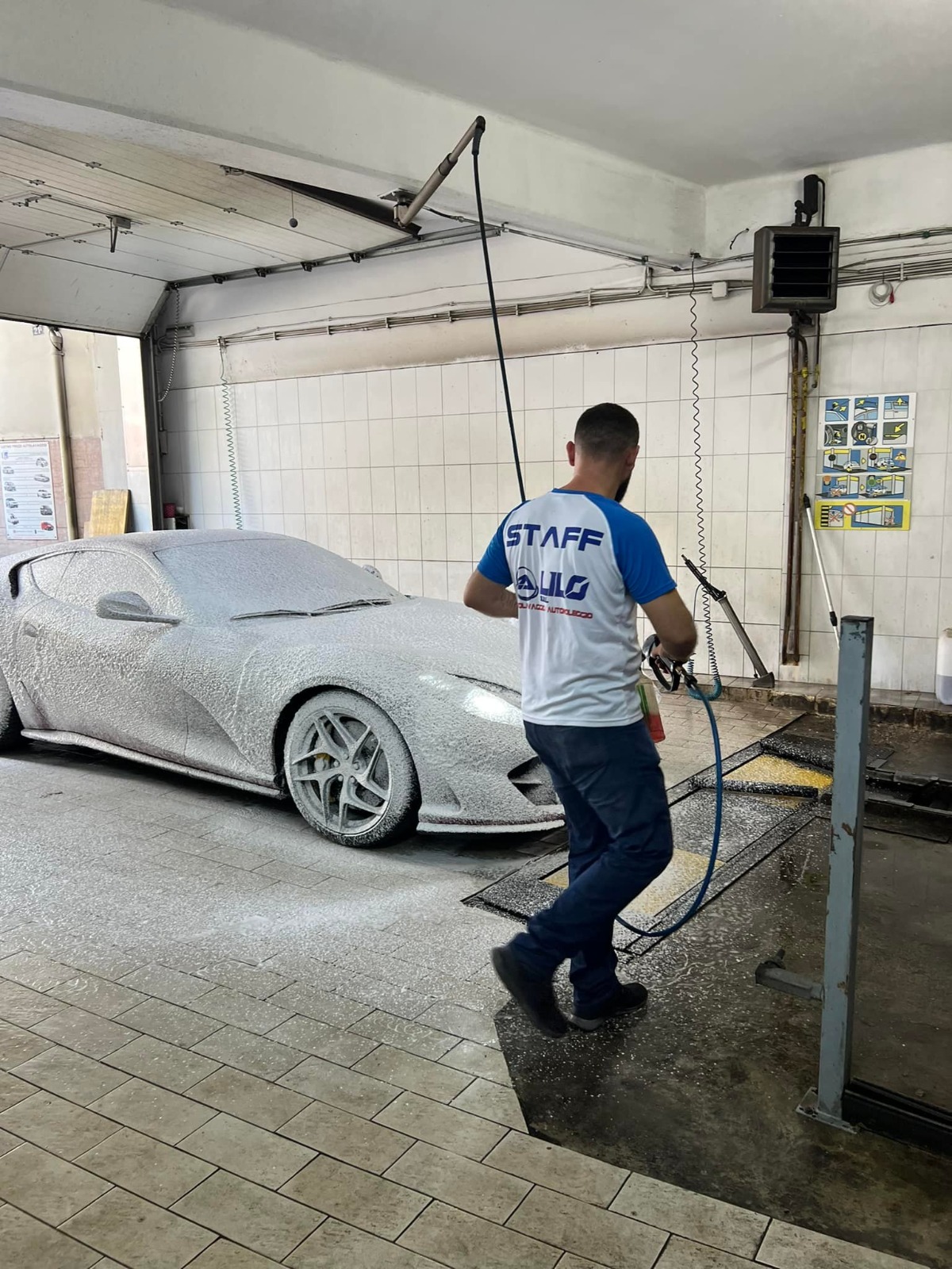 Lavaggio esterno auto professionale
